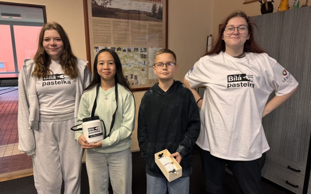 Bílá pastelka po roce opět i na naší škole