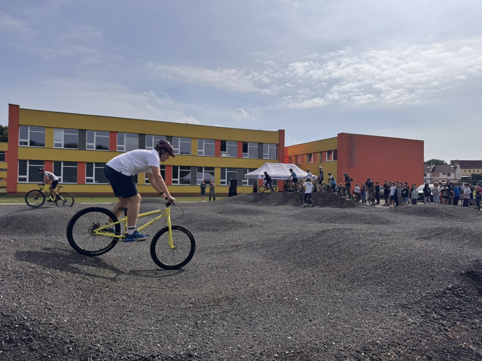 PUMPTRACK za školou otevřen!